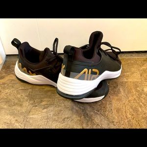 Nike AirMax Bella blk/gld sz 7.5 lightly worn